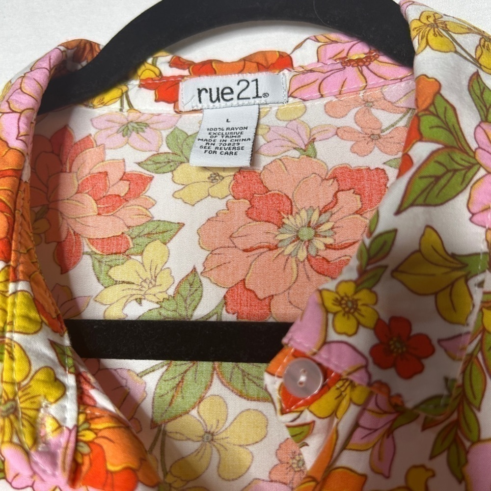 Rue 21 button up Floral Cropped Top size Large - Picture 5 of 6